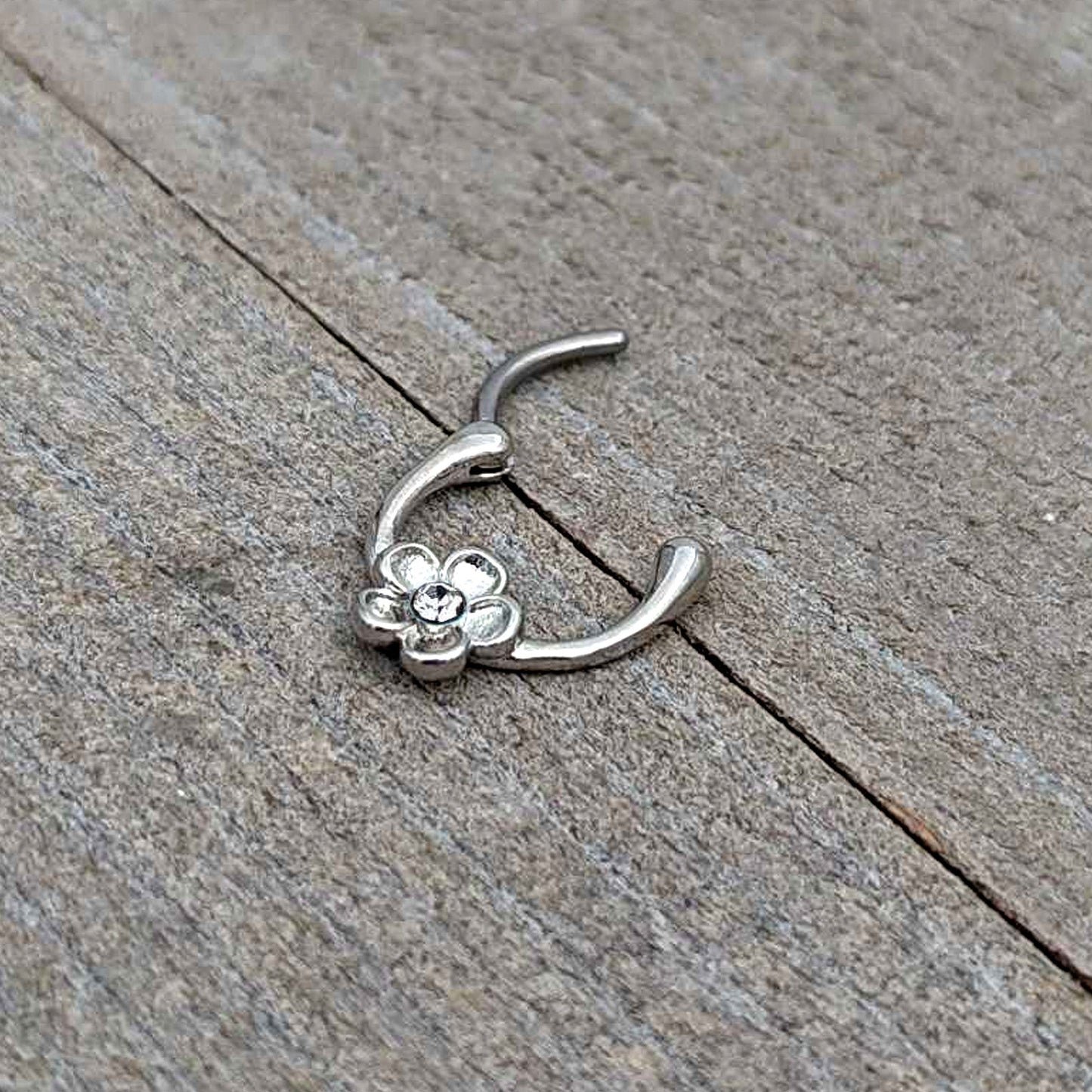 16G 5/16 Clear Gem Sweetheart Flower Cartilage Clicker