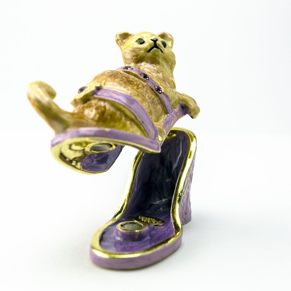 Cat sitting on an Evening Shoe - Jaico Online Shop