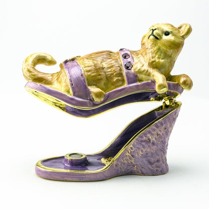 Cat sitting on an Evening Shoe - Jaico Online Shop